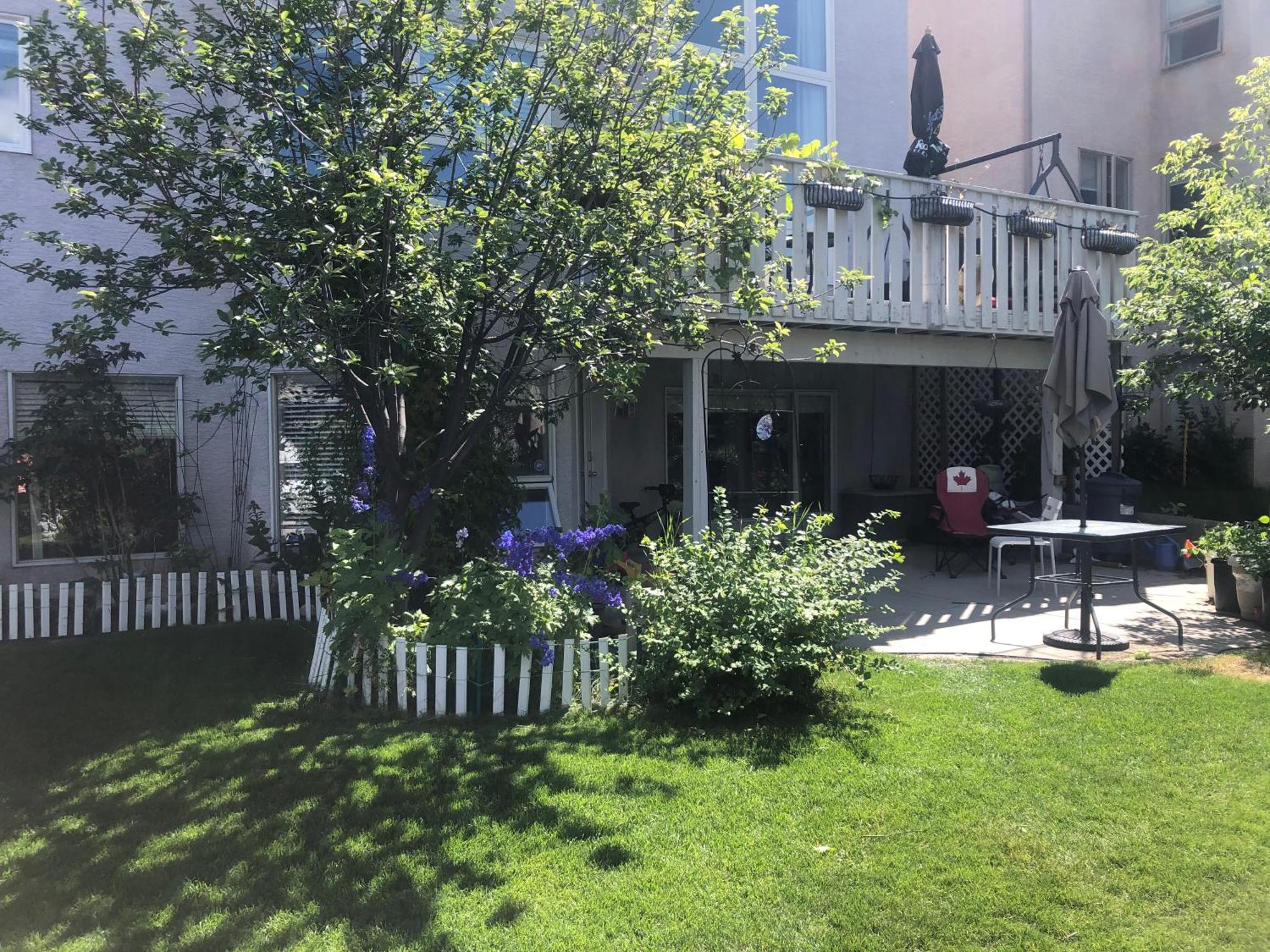 Hamptons Rose Garden Family! Hotel YYC Kültér fotó